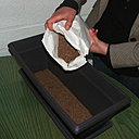 Etape 1 : VERSER : Déposer les 500 grammes de support de culture au fond de la jardinière.