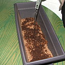 Etape 2 : ARROSER : 3 litres d‘eau sont nécessaires pour bien humidifier le support de culture. Le support de culture en triplant de volume au contact de l'eau, conserve longtemps l'humidité nécessaire au développement des plantes.