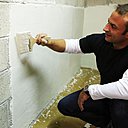 Etape 5 : Après un temps de séchage de 12 heures de l’enduit, appliquer au spalter large  en deuxième passe l’enduit en badigeon ; sa consistance sera pour cela plutôt liquide (un volume d’enduit pour deux volume d’eau). Effectuer des passes croisées au spalter, de droite à gauche puis de bas en haut.