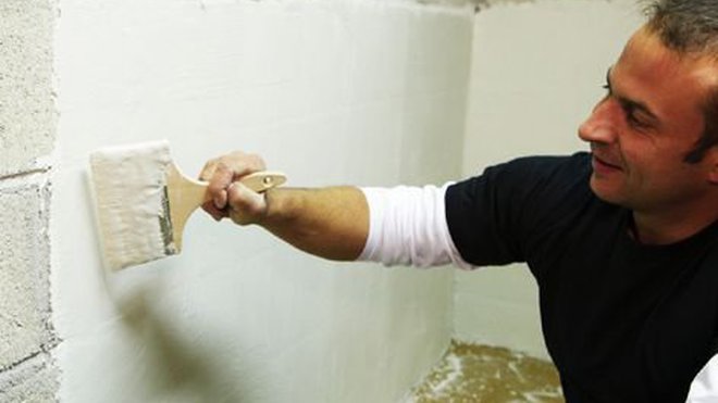 Etape 5 : Après un temps de séchage de 12 heures de l’enduit, appliquer au spalter large  en deuxième passe l’enduit en badigeon ; sa consistance sera pour cela plutôt liquide (un volume d’enduit pour deux volume d’eau). Effectuer des passes croisées au spalter, de droite à gauche puis de bas en haut.