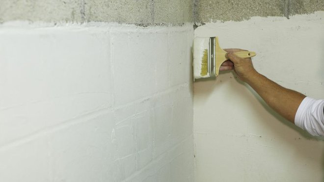 Etape 6 : Les angles seront chargés en enduit badigeon, réaliser une passe de bas en haut en tirant bien sur le spalter.