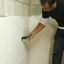 Etape 8 : Passer un riflard ou un couteau de peintre afin d’enlever les surépaisseurs d’enduit à certains endroits. Par la suite l’enduit peut être laissé tel quel (l’enduit offre un rendu blanc uniforme) ou recouvert d’une peinture.