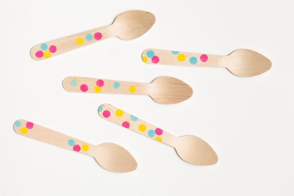 Impossible de résister au charme festif de ces jolies cuillères à pois. 6,20 € le lot de 20. Sucre Shop chez Etsy.