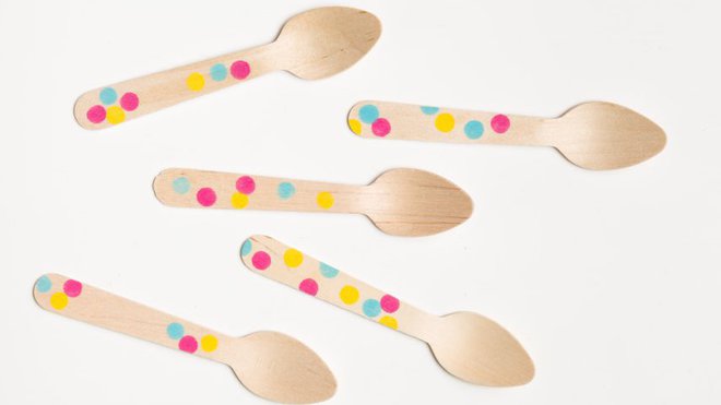 Impossible de résister au charme festif de ces jolies cuillères à pois. 6,20 € le lot de 20. Sucre Shop chez Etsy.
