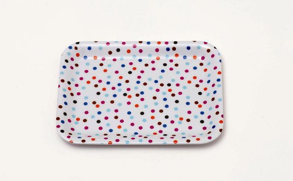 Pour le thé, ou l’apéritif, un plateau imprimé en mélamine. 10,90 €. Monoprix.