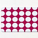 Un fond rose framboise et de gros pois blancs pour cette planche à découper. 9,90 €. Monoprix.