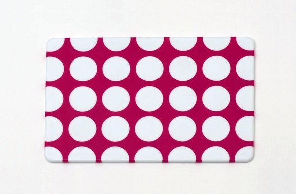 Un fond rose framboise et de gros pois blancs pour cette planche à découper. 9,90 €. Monoprix.