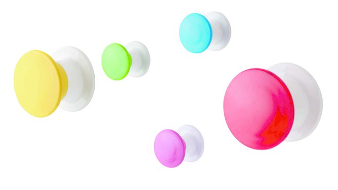 Des gros pois au mur, Non, des patères bicolores pour accrocher les manteaux. 5,99 € le lot de 5. Losjön. Ikea.