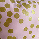 Idéal pour une chambre girly ou romantique, une housse de coussin ornée de pois dorés. Katie Scarlett Co chez Etsy.