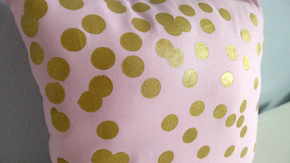 Idéal pour une chambre girly ou romantique, une housse de coussin ornée de pois dorés. Katie Scarlett Co chez Etsy.