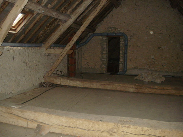 Avant, les combles et l’ancien grenier éclairés par un vasistas