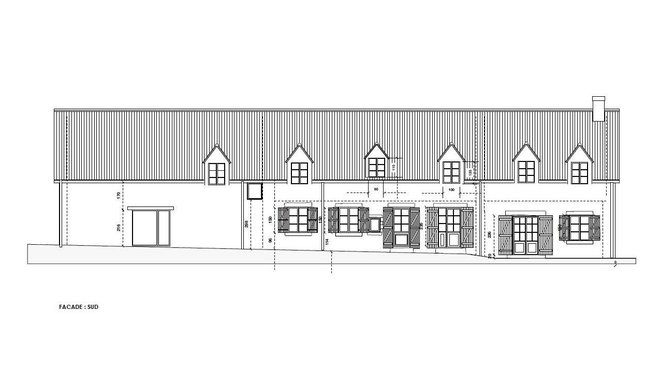 La nouvelle façade de la maison avec ses chiens assis en toiture et ses portes fenêtres qui laissent entrer la lumière. La nouvelle façade de la maison avec ses chiens assis en toiture et ses portes fenêtres qui laissent entrer la lumière.