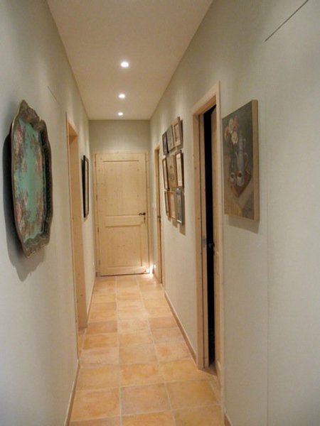 Dans le couloir du rez-de-chaussée, une vraie galerie de tableaux.