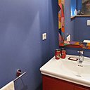 Dans la salle de bains, on se croirait dans un tableau de Wassily Kandinsky. Peintures, Farrow and Ball. Dans la salle de bains, on se croirait dans un tableau de Wassily Kandinsky. Peintures, Farrow and Ball.