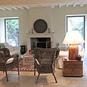 Dans le salon, coiffé d’une poutraison peinte en blanc, le sol est nappé de pierre de Dordogne. Dans cet espace, désormais clair et lumineux, la cheminée créée par l’architecte, semble toujours avoir été là. Dans le salon, coiffé d’une poutraison peinte en blanc, le sol est nappé de pierre de Dordogne. Dans cet espace, désormais clair et lumineux, la cheminée créée par l’architecte, semble toujours avoir été là.