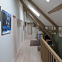 Sous les toits, sols et portes en chêne blanchi du couloir qui distribue les chambres à l’étage. Sous les toits, sols et portes en chêne blanchi du couloir qui distribue les chambres à l’étage.