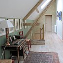 Dans le couloir du second niveau, un mur de couleur vert amande (peinture Farrow and Ball) sculpte l’espace. Il contraste avec les montants des chaises en paille rouge cerise (peinture Farrow and Ball). Dans le couloir du second niveau, un mur de couleur vert amande (peinture Farrow and Ball) sculpte l’espace. Il contraste avec les montants des chaises en paille rouge cerise (peinture Farrow and Ball).