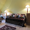 Dans cette chambre d’inspiration tzigane, on se croirait dans une roulotte avec toute la chaleur des couleurs chatoyantes des coussins et du plaid fabriqué avec des carrés confectionnés au crochet. Dans cette chambre d’inspiration tzigane, on se croirait dans une roulotte avec toute la chaleur des couleurs chatoyantes des coussins et du plaid fabriqué avec des carrés confectionnés au crochet.