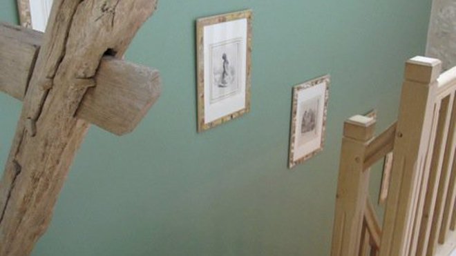 L’escalier en bois pour monter à l’étage, l’ancien grenier, a été créé de toutes pièces. Les éléments de la charpente animent l’espace. L’escalier en bois pour monter à l’étage, l’ancien grenier, a été créé de toutes pièces. Les éléments de la charpente animent l’espace.