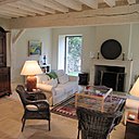 Au salon la poutraison de couleur claire, s’accorde avec le sol en pierre de Bourgogne et les murs, dans une harmonie de tons doux et blonds comme les blés. Les poutres maîtresses offrent la couleur naturelle du bois, tandis que les autres éléments ont été peints en blanc. Au salon la poutraison de couleur claire, s’accorde avec le sol en pierre de Bourgogne et les murs, dans une harmonie de tons doux et blonds comme les blés. Les poutres maîtresses offrent la couleur naturelle du bois, tandis que les autres éléments ont été peints en blanc.