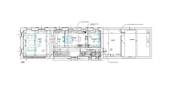 Des pièces en enfilade desservies par un dégagement latéral. Au rez-de-chaussée, l’entrée sépare le salon de la cuisine. Un petit couloir sépare les espaces de réception d’une première chambre et de sa salle de bains qui jouxtent le cellier et le garage.