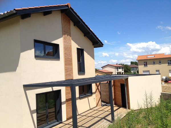 Cette maison « recopiable » revient à 1950 € TTC le m². En termes de ventilation, menuiseries extérieures, isolation des parois et murs et étanchéité à l’air, on a optimisé ses performances pour le meilleur rapport qualité-prix possible.