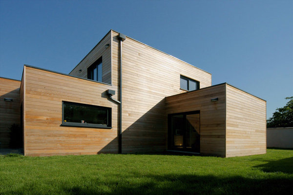 Cette maison de 200 m² ne consomme que 80 € de chauffage par an, soit 33 kW/m²/an, et se situe en dessous du label suisse Minergie (38 kW/m²/an). Soit bien en dessous du niveau de la RT 2012, définie, dans la région de Lyon à 60 kW/m²/an.