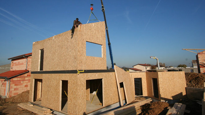 La bonne mise en œuvre sur le chantier est liée à l’étanchéité à l’air. Les fondations et les finitions sont des étapes importantes dans la construction d’une maison bois de qualité. La bonne mise en œuvre sur le chantier est liée à l’étanchéité à l’air. Les fondations et les finitions sont des étapes importantes dans la construction d’une maison bois de qualité.