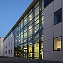 La pureté géométrique originelle du bâtiment a été conservée, tout en offrant à chaque niveau, la circulation nécessaire à son bon fonctionnement. L’escalier se déroule, dans un vide, sur 3 niveaux. La pureté géométrique originelle du bâtiment a été conservée, tout en offrant à chaque niveau, la circulation nécessaire à son bon fonctionnement. L’escalier se déroule, dans un vide, sur 3 niveaux.