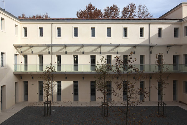 La cour des platanes, en automne.