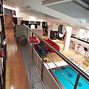 Grâce à la passerelle, on accède à la bibliothèque, mais aussi à un petit salon de lecture, situé à l’extrémité du couloir et qui surplombe le patio.