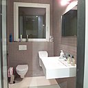 Toilettes mixtes comme dans un café. Grès cérame au mur, et résine au sol pour ce coin WC.
