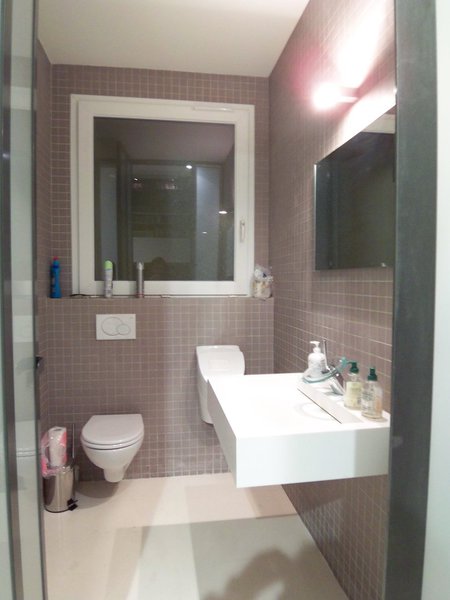 Toilettes mixtes comme dans un café. Grès cérame au mur, et résine au sol pour ce coin WC.