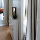 Rien à voir avec l’ancienne chambre. Un nouveau pan de mur cache le lit encadré par deux ouvertures symétriques. De chaque côté, un espace de circulation a été prévu. Il peut être camouflé par des rideaux occultants. Dans le couloir un meuble à chaussures très étroit (Ikea) a pu prendre place.