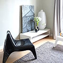Harmonie en gris, noir et blanc pour ce salon à la décoration épurée.