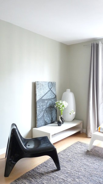 Harmonie en gris, noir et blanc pour ce salon à la décoration épurée.