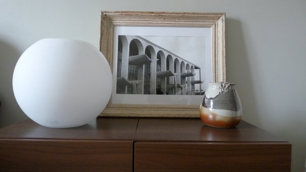Des objets de décoration évoquant, couleurs formes et matières des années 1950 sur un petit buffet en bois de style scandinave (Ikea).