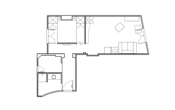 Désormais, lorsqu’on ouvre la porte, la chambre est occultée par un nouveau mur et des rideaux. Et on se dirige spontanément vers la pièce de vie. Un espace de circulation autour du lit facilite les déplacements.