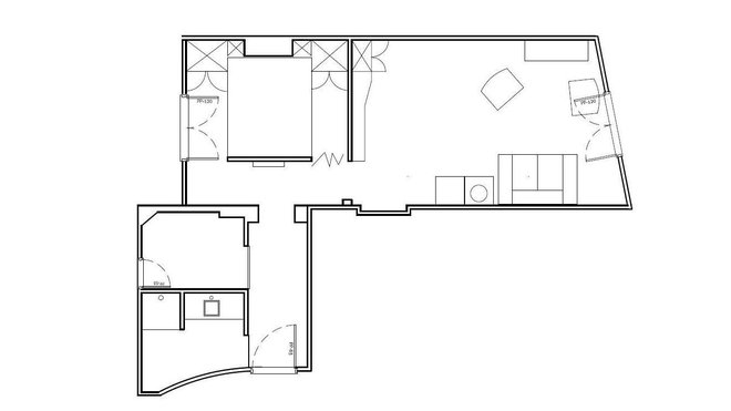 Désormais, lorsqu’on ouvre la porte, la chambre est occultée par un nouveau mur et des rideaux. Et on se dirige spontanément vers la pièce de vie. Un espace de circulation autour du lit facilite les déplacements.