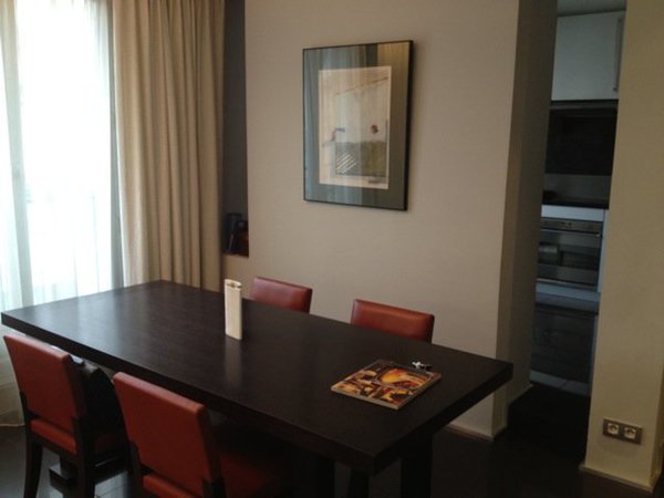 Le mur de la cuisine a été percé de deux ouvertures verticales pour faciliter la communication.