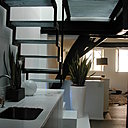 Appart 2. On retrouve ici des espaces de circulation très travaillés, avec un souci de légèreté. Peints en noir, ils s’accordent avec le sol en parquet foncé et la poutraison existante.