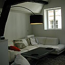 Appart 2. Au salon, comme ailleurs, on a décliné le noir et le blanc jusque sur la charpente repeinte.