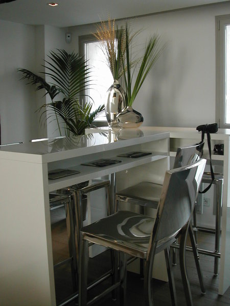 Appart 2. Le mobilier multifonction fait gagner de la place. C’est le cas de cette table haute à dimensions variables qui sert tout au long de la journée.