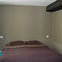 Appart 2. La chambre des parents est structurée par une poutre maîtresse.