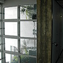 Appart 1. La baie vitrée et la verrière en toiture s’ouvrent, pour offrir une vue sur le ciel et une communication aisée avec la terrasse-patio.