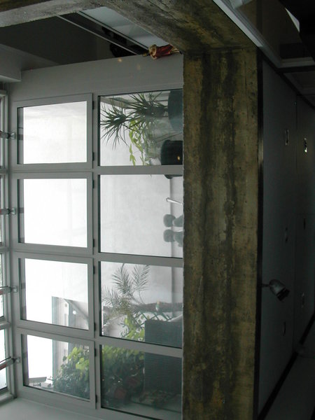 Appart 1. La baie vitrée et la verrière en toiture s’ouvrent, pour offrir une vue sur le ciel et une communication aisée avec la terrasse-patio.