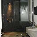 Appart 1. La salle de bains est habillée de matières minérales. Receveur XXL (1 mètre x 1,20 mètre) en pierre de Bourgogne.