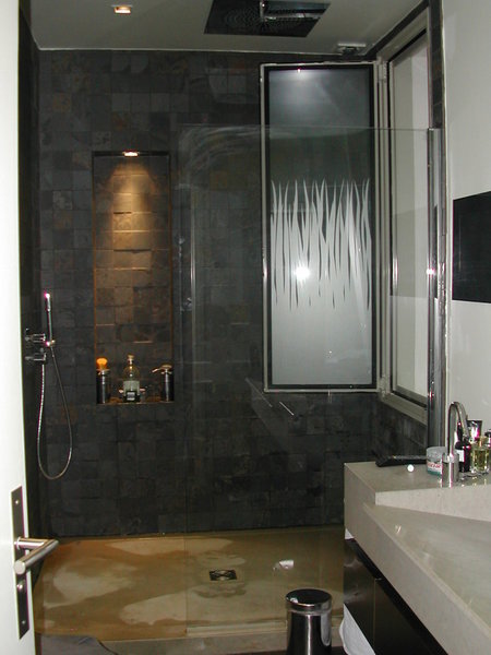 Appart 1. La salle de bains est habillée de matières minérales. Receveur XXL (1 mètre x 1,20 mètre) en pierre de Bourgogne.