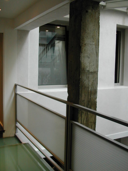 Appart 1. Une passerelle qui reprend l’esprit de l’escalier permet d’accéder à une chambre d’amis accompagnée de sa salle de bains.