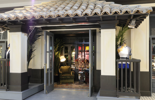 Confluence accueille de nombreuses boutiques aux concepts originaux et novateurs, et aux décors travaillés, avec pour objectif d’offrir aux clients de nouvelles expériences de consommation.